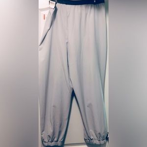Comfortable loose fitting pants great to pair with a pair of tennis shoes